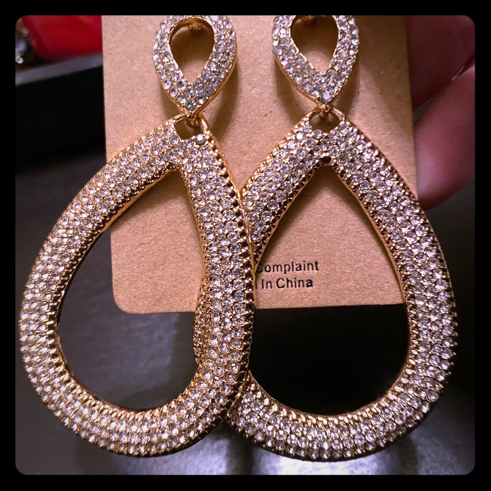 Tear drop gold tone earring with clear stones